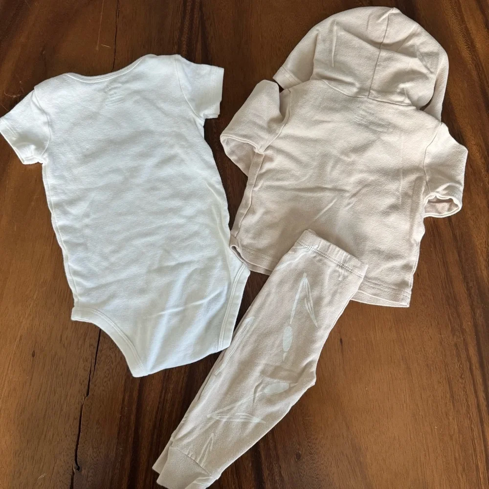 Carter’s Neutral Baby Onesie, Hoodie, and Pants Set in Cream and Tan Size 9M.